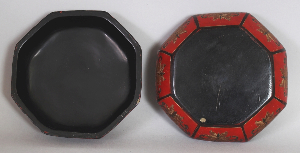 A 20TH CENTURY CHINESE MING STYLE OCTAGONAL LACQUER BOX & COVER, 5.25in wide & 2.4in high. - Bild 5 aus 5
