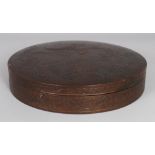 AN UNUSUAL EARLY 20TH CENTURY JAPANESE BROWN LACQUERED CIRCULAR BOX & COVER, the cover decorated