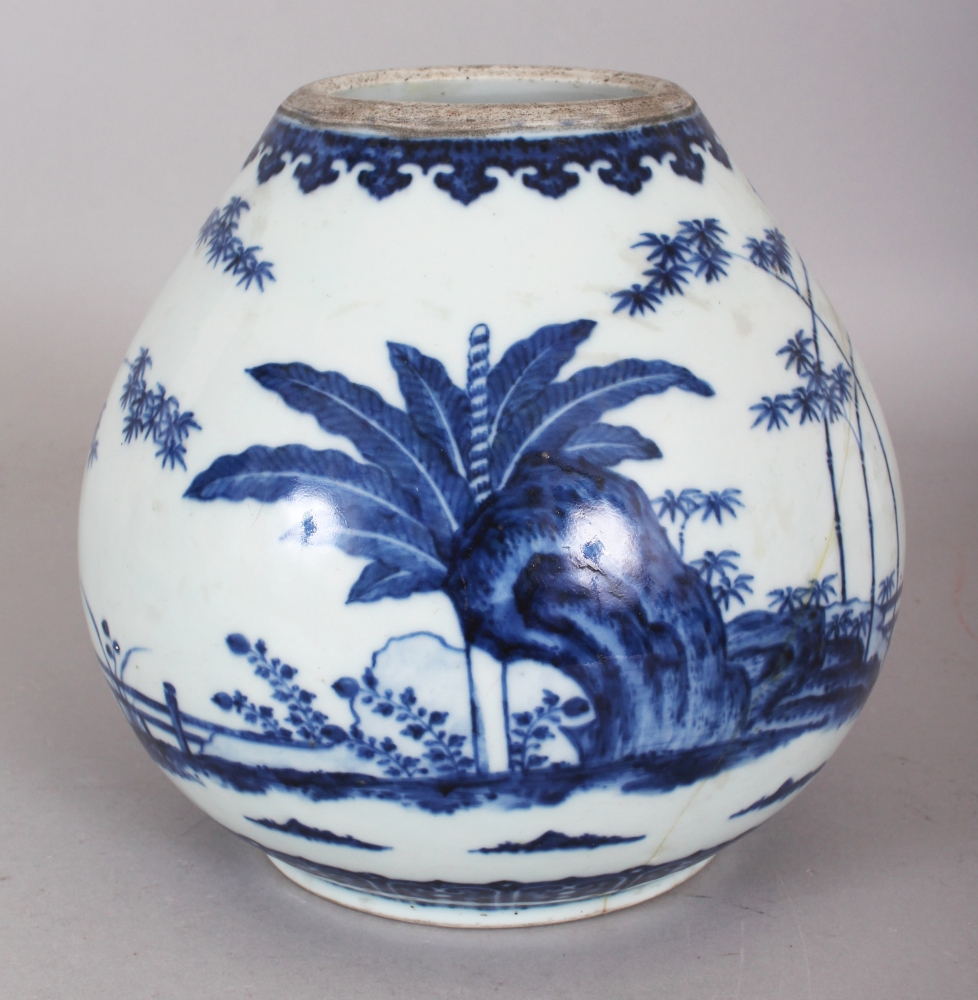 AN 18TH CENTURY CHINESE MING STYLE QIANLONG MARK & PERIOD BLUE & WHITE PORCELAIN VASE, the sloping