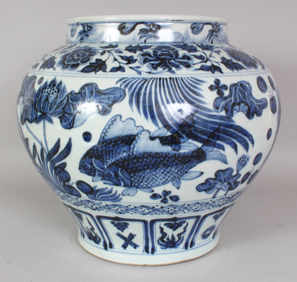 A LARGE CHINESE YUAN STYLE BLUE & WHITE PORCELAIN CARP JAR, the base unglazed, 13.25in wide at - Bild 4 aus 8