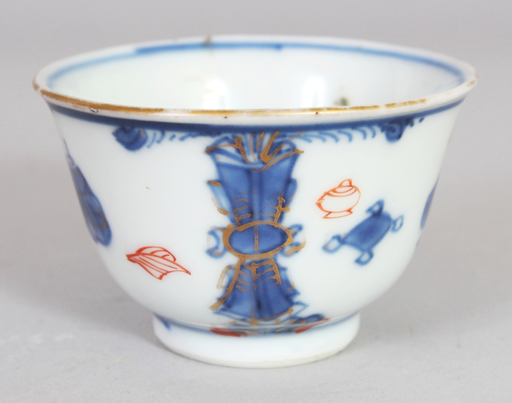 A CHINESE KANGXI PERIOD BLUE & WHITE PORCELAIN TEABOWL, some details in iron-red, 2.3in diameter & - Bild 2 aus 5