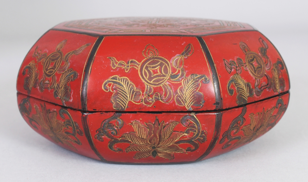 A 20TH CENTURY CHINESE MING STYLE OCTAGONAL LACQUER BOX & COVER, 5.25in wide & 2.4in high. - Bild 2 aus 5