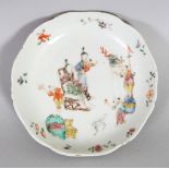 A GOOD QUALITY 18TH CENTURY CHINESE QIANLONG PERIOD FAMILLE ROSE MANDARIN PORCELAIN OCTAGONAL
