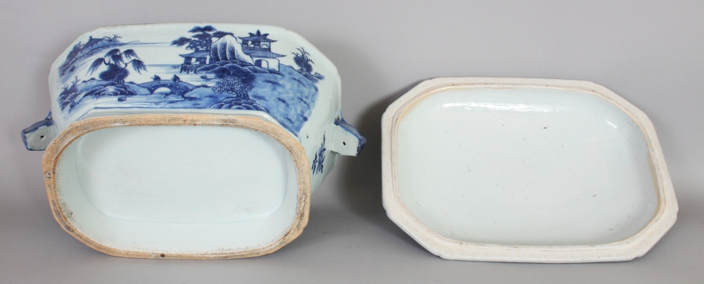 AN 18TH CENTURY CHINESE QIANLONG PERIOD BLUE & WHITE PORCELAIN TUREEN, COVER & STAND, each piece - Bild 6 aus 10