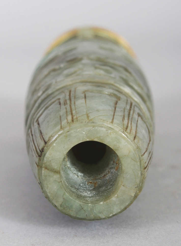 A GOOD QUALITY 19TH/20TH CENTURY JADE VASE, the sides carved with taotie masks between lappet and - Bild 7 aus 7