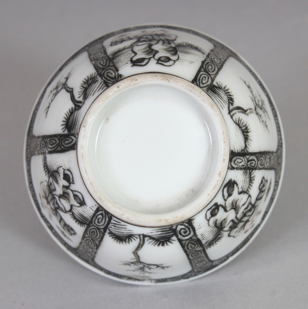 AN UNUSUAL 18TH CENTURY CHINESE GRISAILLE DECORATED PORCELAIN TEABOWL, 1.9in diameter & 1.2in high. - Bild 4 aus 4
