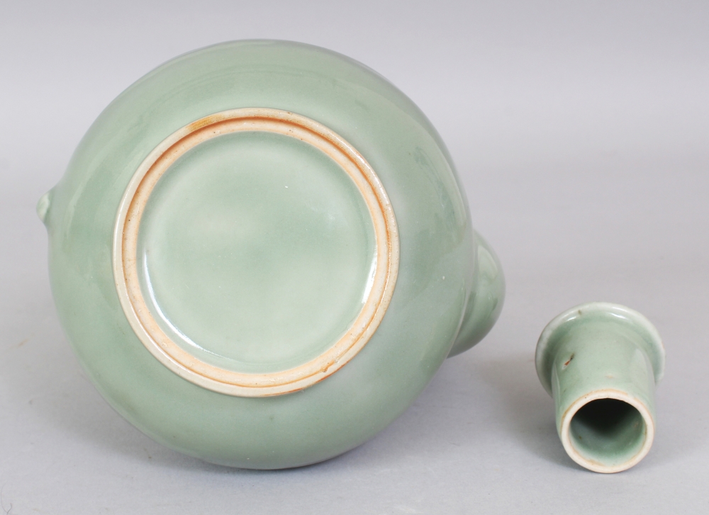 AN EARLY 20TH CENTURY JAPANESE CELADON PORCELAIN EWER & COVER, 8.3in high overall. - Bild 9 aus 10
