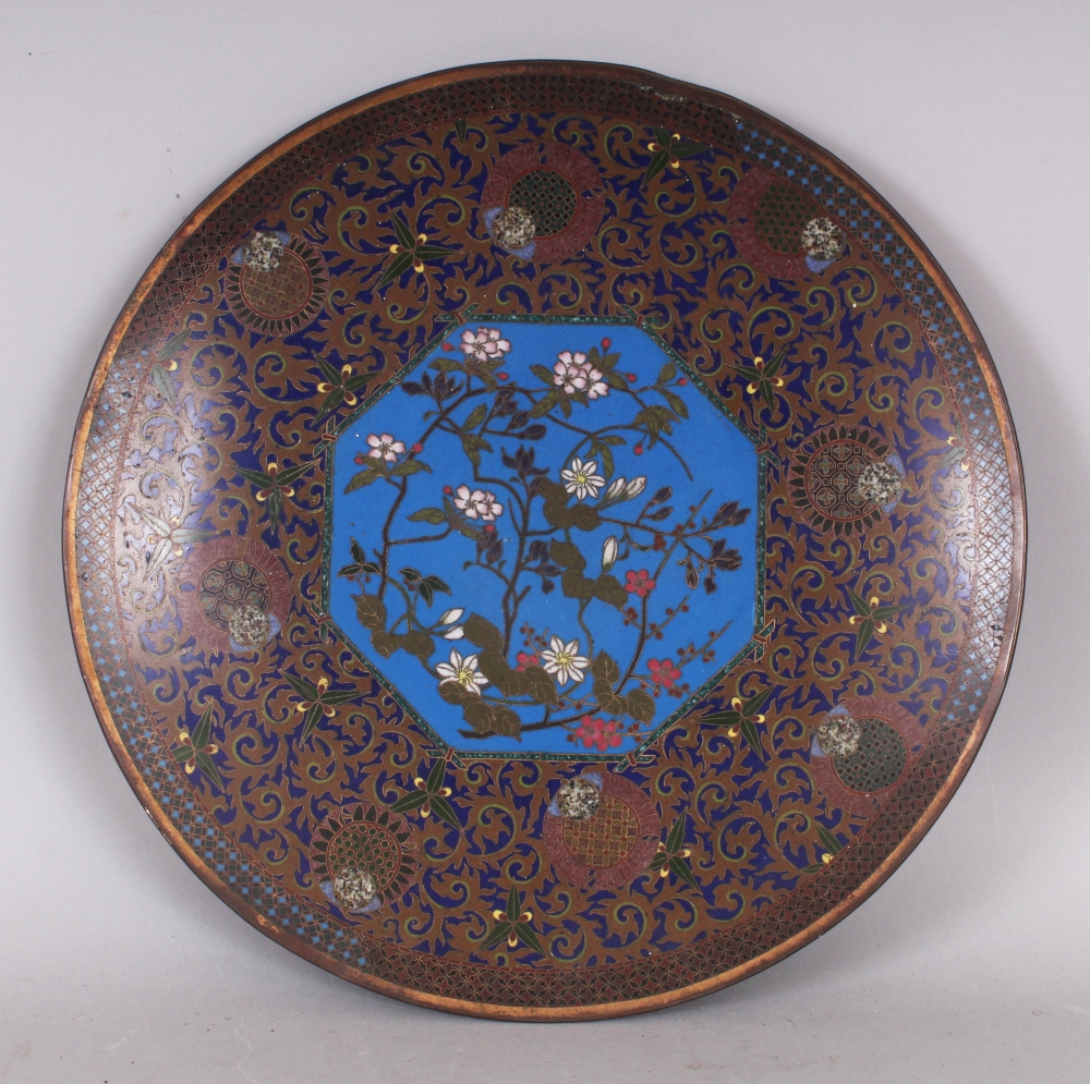 A GOOD QUALITY JAPANESE MEIJI PERIOD CLOISONNE DISH, decorated to its centre with a sky-blue