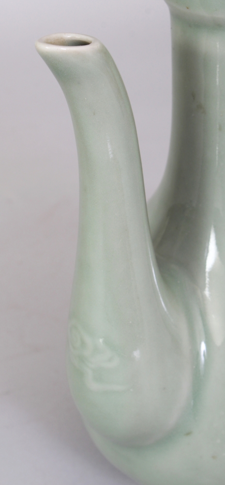 AN EARLY 20TH CENTURY JAPANESE CELADON PORCELAIN EWER & COVER, 8.3in high overall. - Bild 7 aus 10