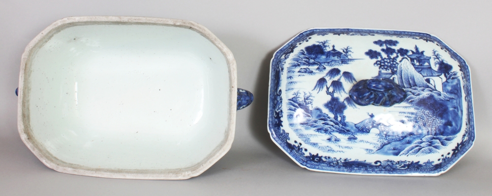 AN 18TH CENTURY CHINESE QIANLONG PERIOD BLUE & WHITE PORCELAIN TUREEN, COVER & STAND, each piece - Bild 5 aus 10