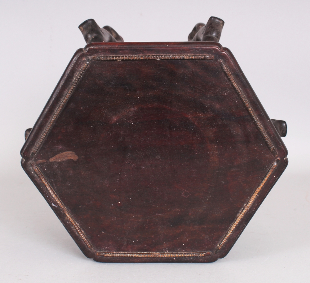 A GOOD QUALITY CHINESE HEXAGONAL SECTION CARVED HARDWOOD STAND, with pierced frieze and undertier, - Bild 6 aus 7