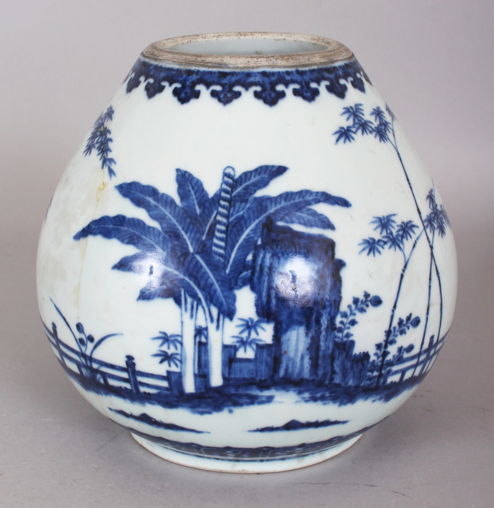 AN 18TH CENTURY CHINESE MING STYLE QIANLONG MARK & PERIOD BLUE & WHITE PORCELAIN VASE, the sloping - Bild 3 aus 8