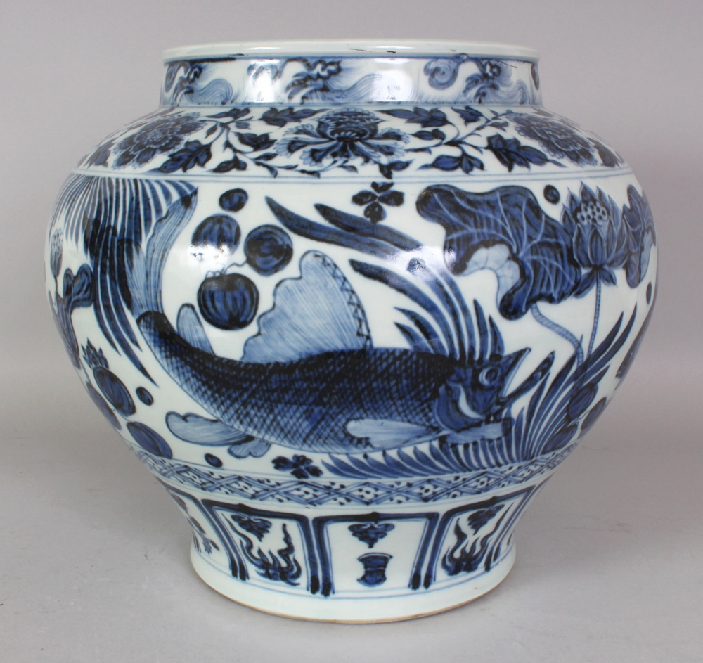 A LARGE CHINESE YUAN STYLE BLUE & WHITE PORCELAIN CARP JAR, the base unglazed, 13.25in wide at - Bild 3 aus 8