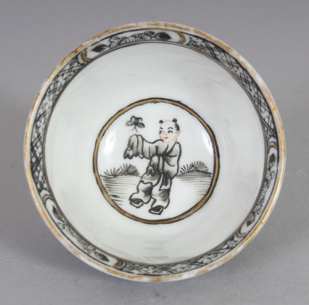 AN UNUSUAL 18TH CENTURY CHINESE GRISAILLE DECORATED PORCELAIN TEABOWL, 1.9in diameter & 1.2in high. - Bild 3 aus 4