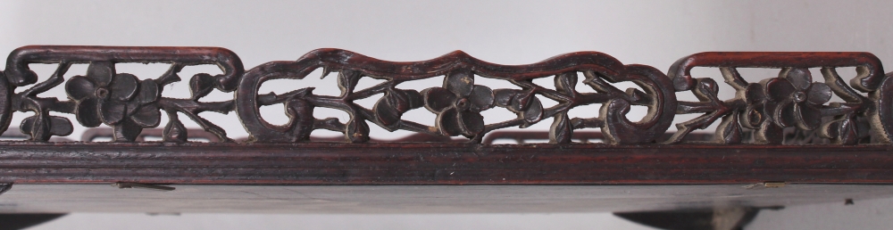 A GOOD QUALITY 19TH CENTURY CHINESE HARDWOOD TRAY, incorporating a pair of silk embroideries, the - Bild 3 aus 4