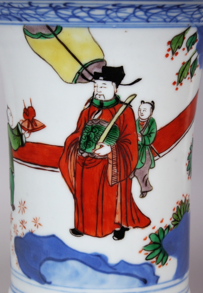 A GOOD CHINESE TRANSITIONAL STYLE PORCELAIN GU VASE, painted with a terrace scene of an official and - Bild 5 aus 8