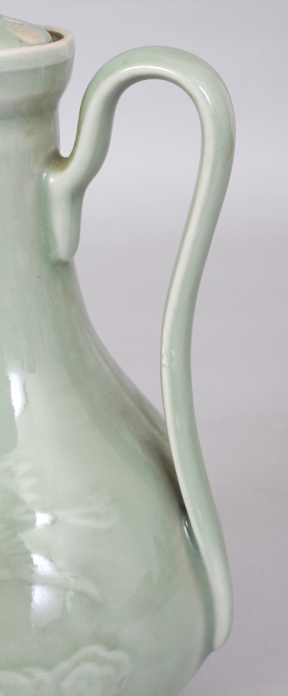 AN EARLY 20TH CENTURY JAPANESE CELADON PORCELAIN EWER & COVER, 8.3in high overall. - Bild 6 aus 10