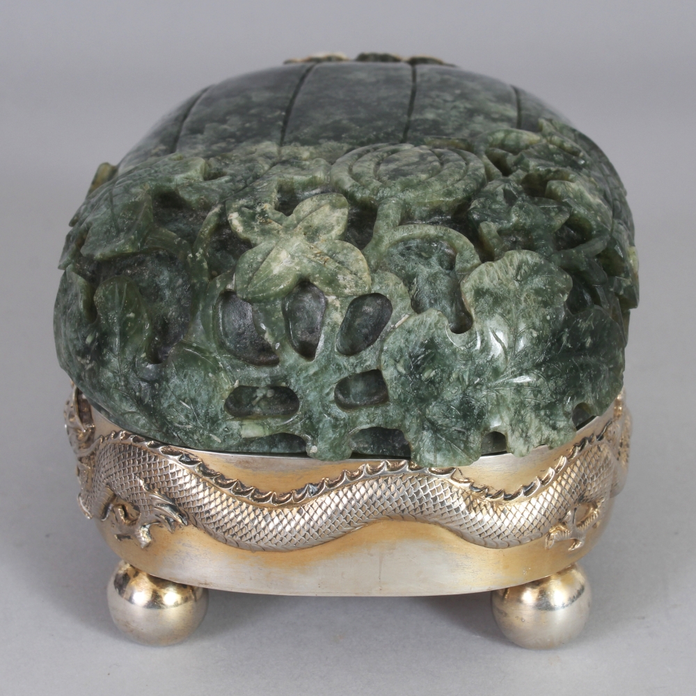 A GOOD EARLY 20TH CENTURY CHINESE SILVER & JADE OVAL BOX BY LUENWO OF SHANGHAI, the fruit form - Bild 4 aus 9