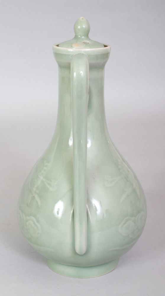 AN EARLY 20TH CENTURY JAPANESE CELADON PORCELAIN EWER & COVER, 8.3in high overall. - Bild 4 aus 10