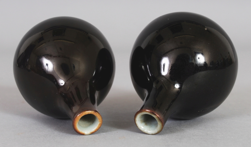 A GOOD PAIR OF 18TH CENTURY CHINESE MONOCHROME MINIATURE PORCELAIN VASES, each applied with a dark - Bild 3 aus 5