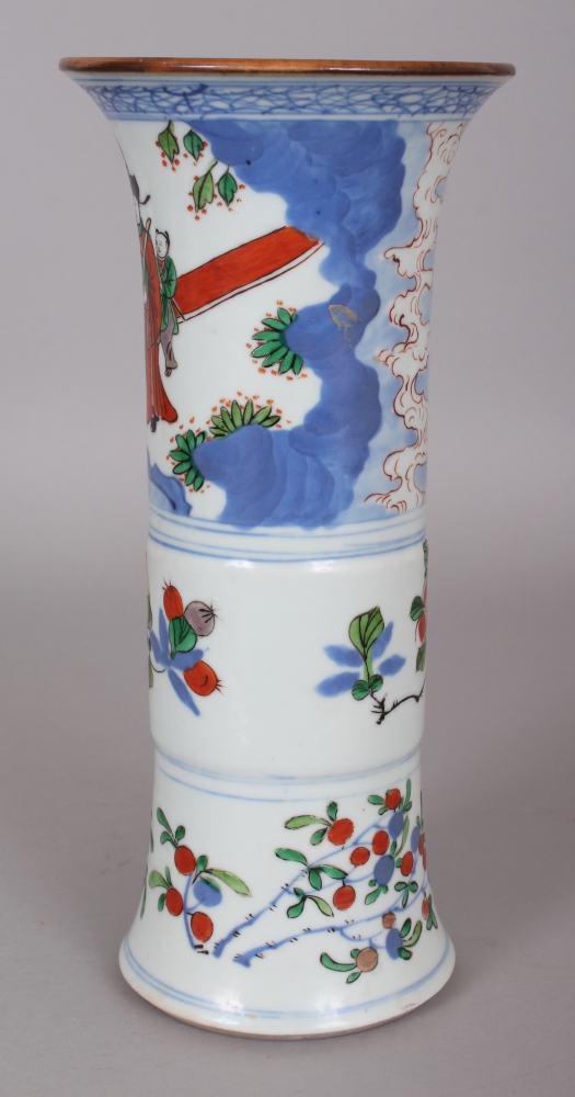 A GOOD CHINESE TRANSITIONAL STYLE PORCELAIN GU VASE, painted with a terrace scene of an official and - Bild 4 aus 8