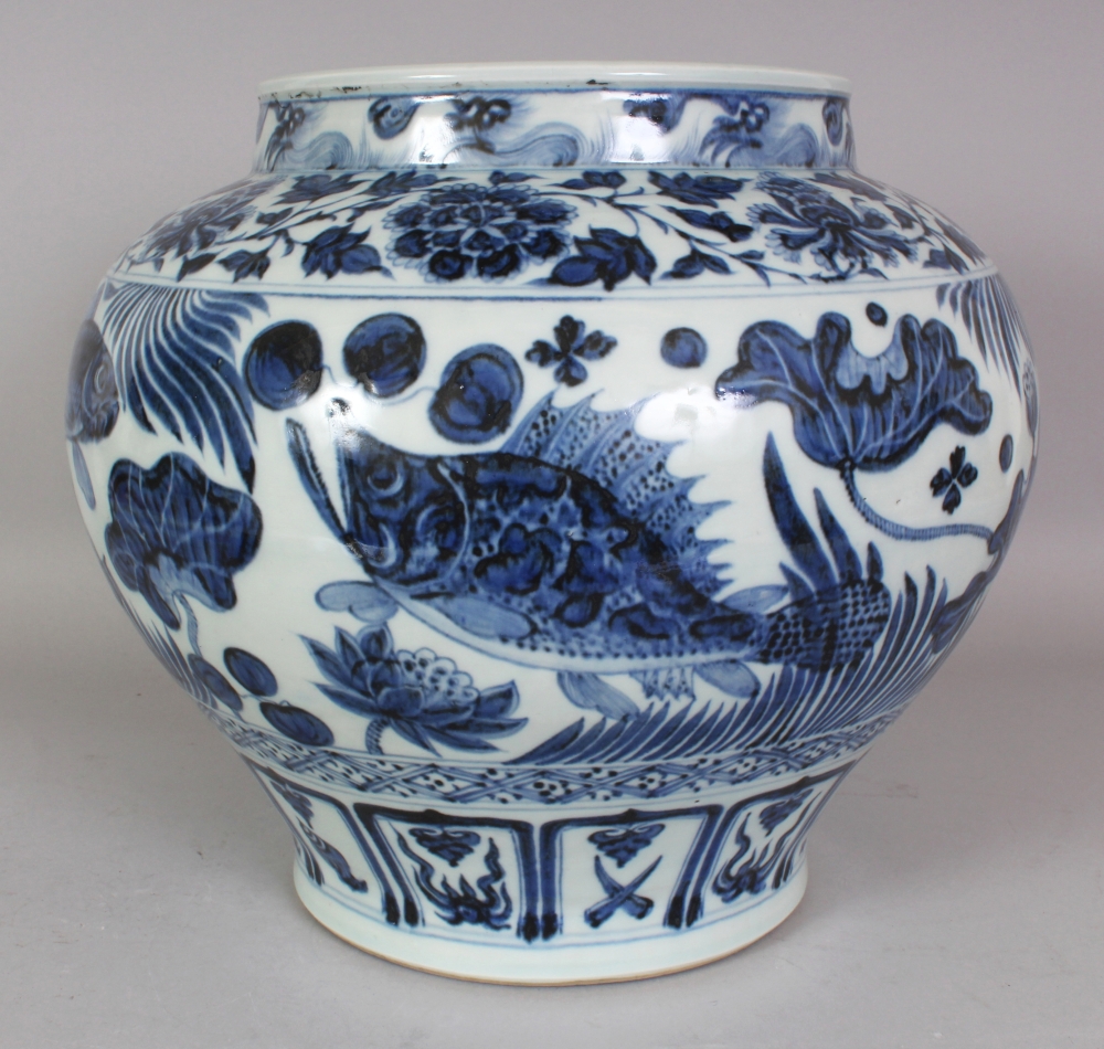 A LARGE CHINESE YUAN STYLE BLUE & WHITE PORCELAIN CARP JAR, the base unglazed, 13.25in wide at - Bild 2 aus 8