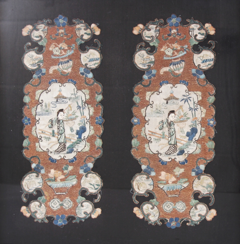 A GOOD QUALITY 19TH CENTURY CHINESE HARDWOOD TRAY, incorporating a pair of silk embroideries, the - Bild 2 aus 4