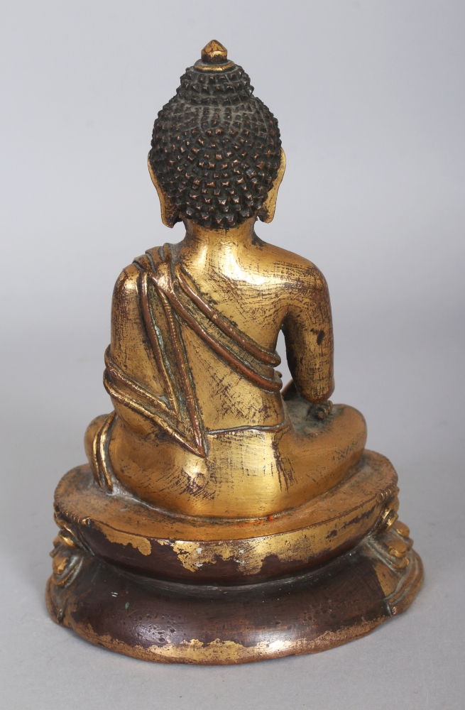 A GOOD QUALITY 18TH/19TH CENTURY TIBETAN GILT BRONZE FIGURE OF BUDDHA, weighing approx. 660gm, the - Bild 3 aus 6
