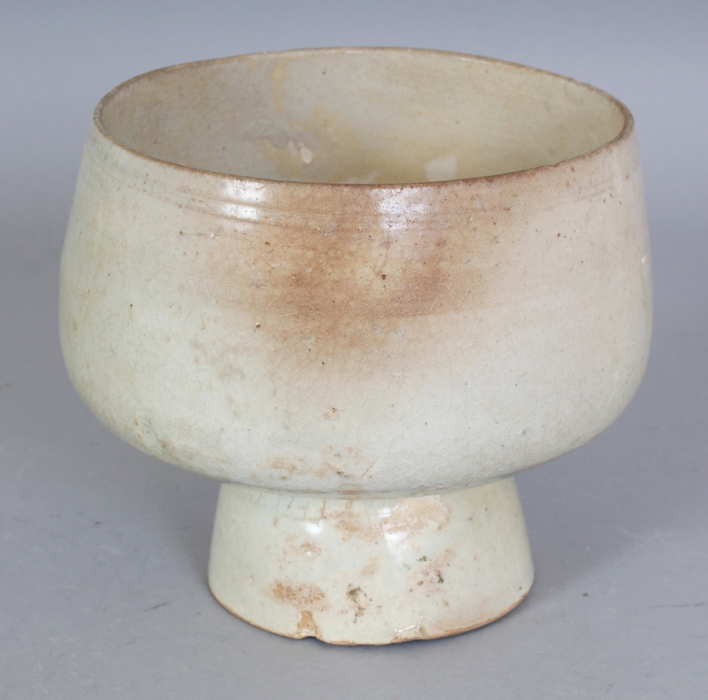 ANOTHER 18TH/19TH CENTURY KOREAN PORCELAIN BOWL, the ovoid body applied with a pale celadon glaze - Bild 2 aus 5