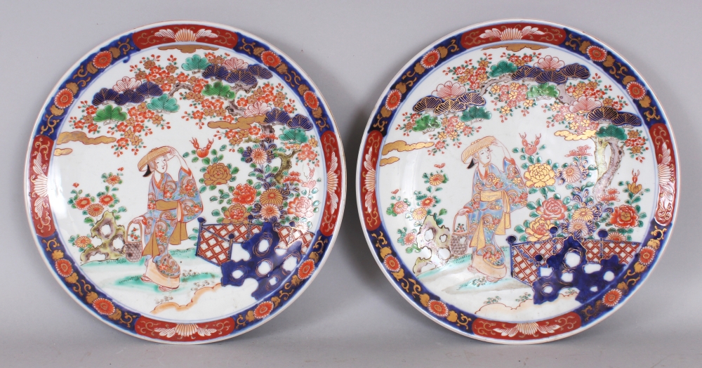 A PAIR OF EARLY 20TH CENTURY JAPANESE IMARI PORCELAIN DISHES, each base with an underglaze maker's