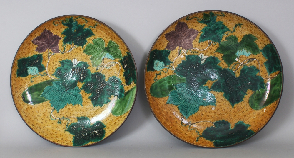 A GOOD LARGE PAIR OF 19TH CENTURY JAPANESE YELLOW GROUND AO KUTANI PORCELAIN DISHES, each painted