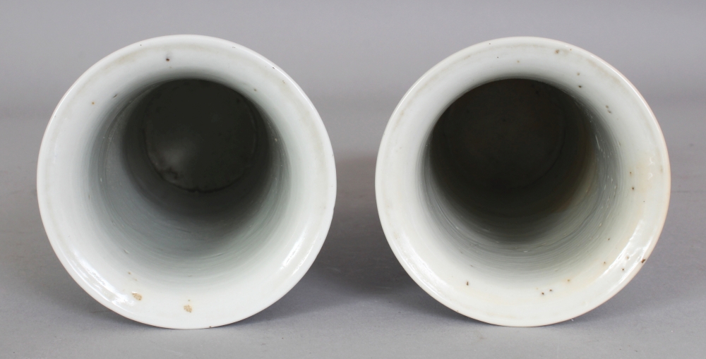 A PAIR OF 19TH CENTURY CHINESE BLUE & WHITE RIVER LANDSCAPE CYLINDRICAL PORCELAIN VASES, each base - Bild 6 aus 9