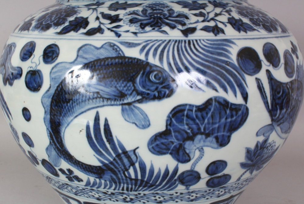 A LARGE CHINESE YUAN STYLE BLUE & WHITE PORCELAIN CARP JAR, the base unglazed, 13.25in wide at - Bild 5 aus 8