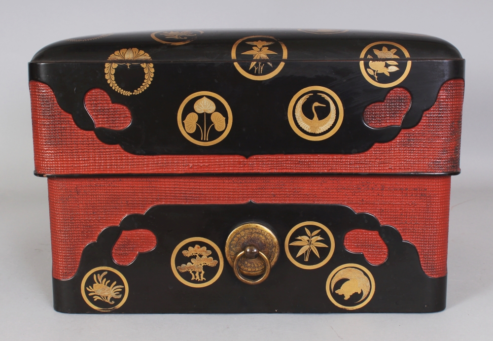 A GOOD LARGE JAPANESE MEIJI PERIOD LACQUER TEBAKO BOX & COVER, decorated with a variety of family - Image 2 of 7