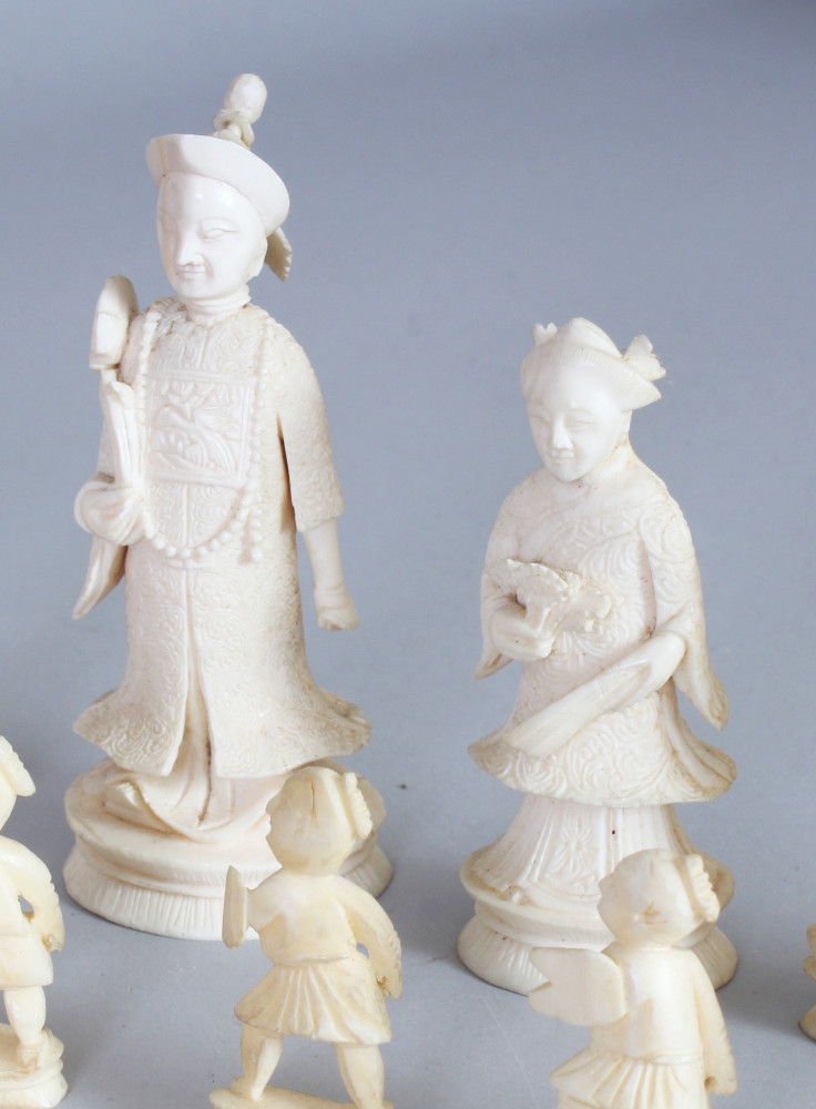 A GOOD 19TH CENTURY CHINESE CANTON IVORY CHESS SET, complete, the white king 3.8in high, the pawns - Bild 5 aus 10