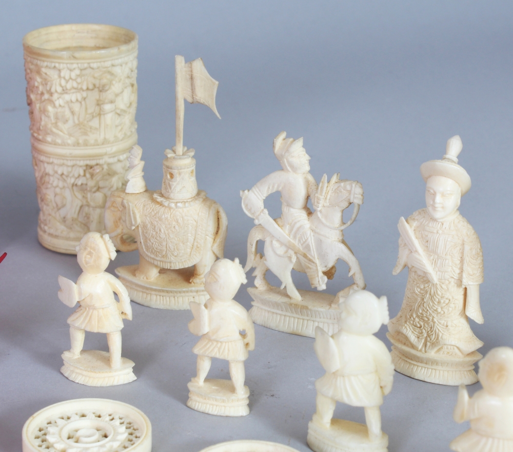 A GOOD 19TH CENTURY CHINESE CANTON IVORY CHESS SET, complete, the white king 3.8in high, the pawns - Bild 7 aus 10