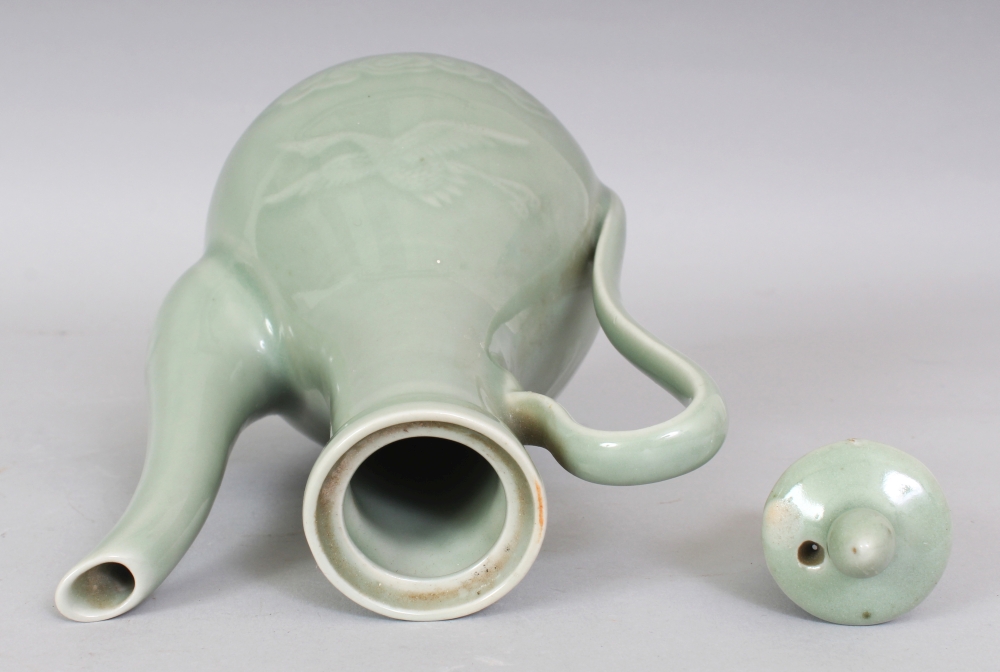 AN EARLY 20TH CENTURY JAPANESE CELADON PORCELAIN EWER & COVER, 8.3in high overall. - Bild 8 aus 10