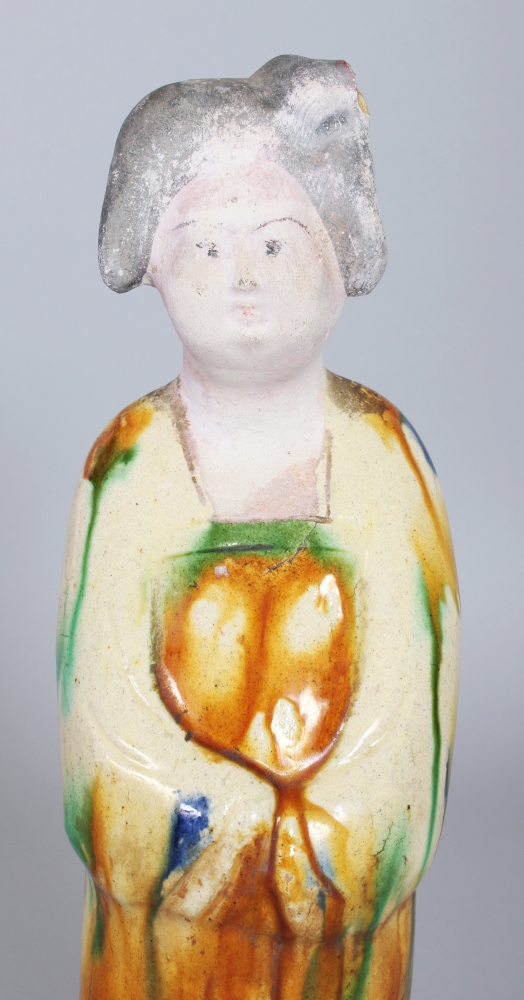 A CHINESE TANG STYLE GLAZED POTTERY FIGURE OF A STANDING FEMALE ATTENDANT, the base unglazed, 11. - Bild 3 aus 5