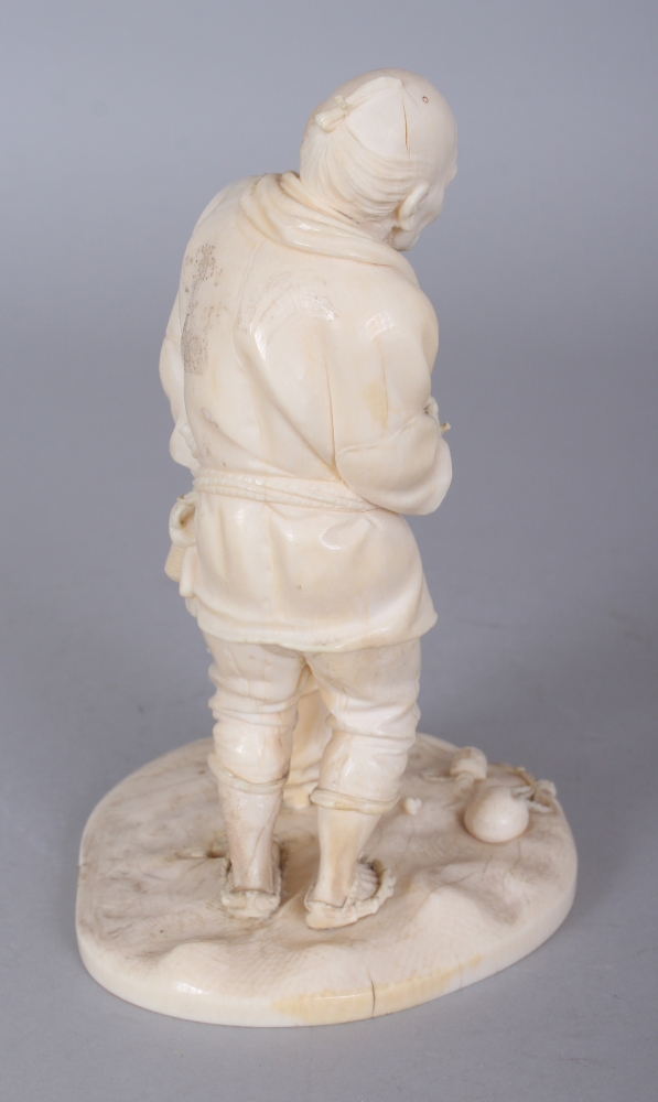 A FINE QUALITY JAPANESE MEIJI PERIOD IVORY OKIMONO OF A STANDING MAN IN THE COMPANY OF A CRYING BOY, - Image 2 of 7