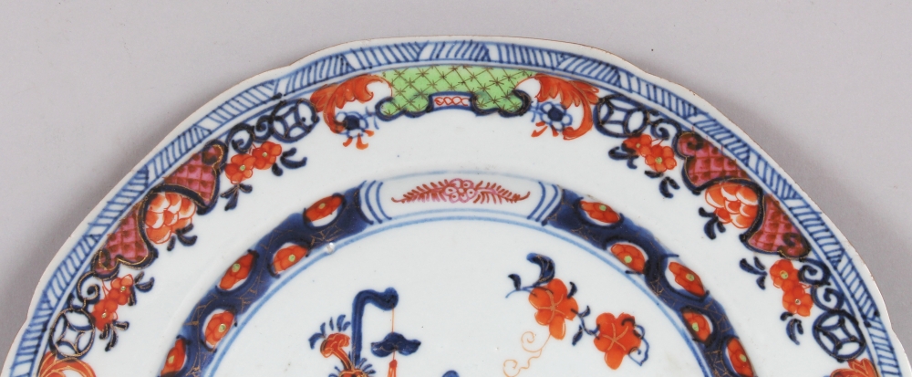 AN 18TH CENTURY CHINESE OCTAGONAL PORCELAIN PLATE, painted in underglaze-blue and puce, iron-red and - Bild 3 aus 5