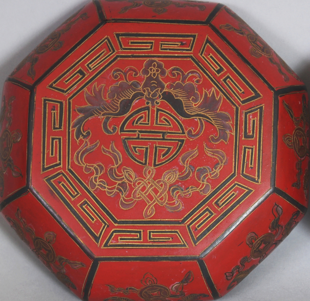 A 20TH CENTURY CHINESE MING STYLE OCTAGONAL LACQUER BOX & COVER, 5.25in wide & 2.4in high. - Bild 4 aus 5