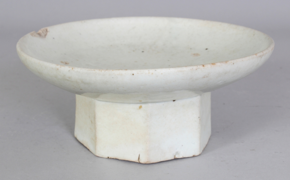 A GOOD 18TH/19TH CENTURY KOREAN PORCELAIN CAKE STAND, applied with a pale celadon glaze and - Bild 2 aus 6