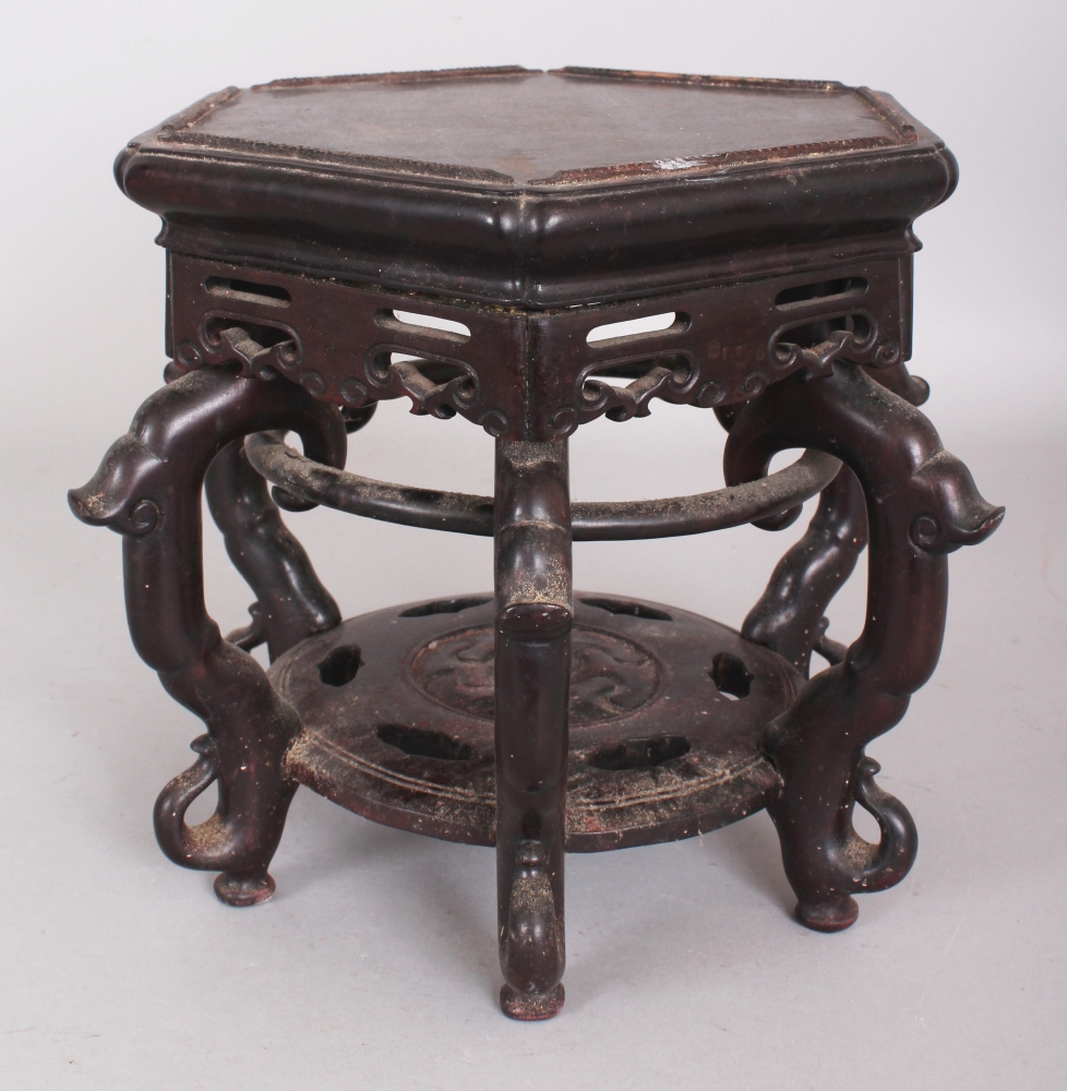 A GOOD QUALITY CHINESE HEXAGONAL SECTION CARVED HARDWOOD STAND, with pierced frieze and undertier, - Bild 3 aus 7