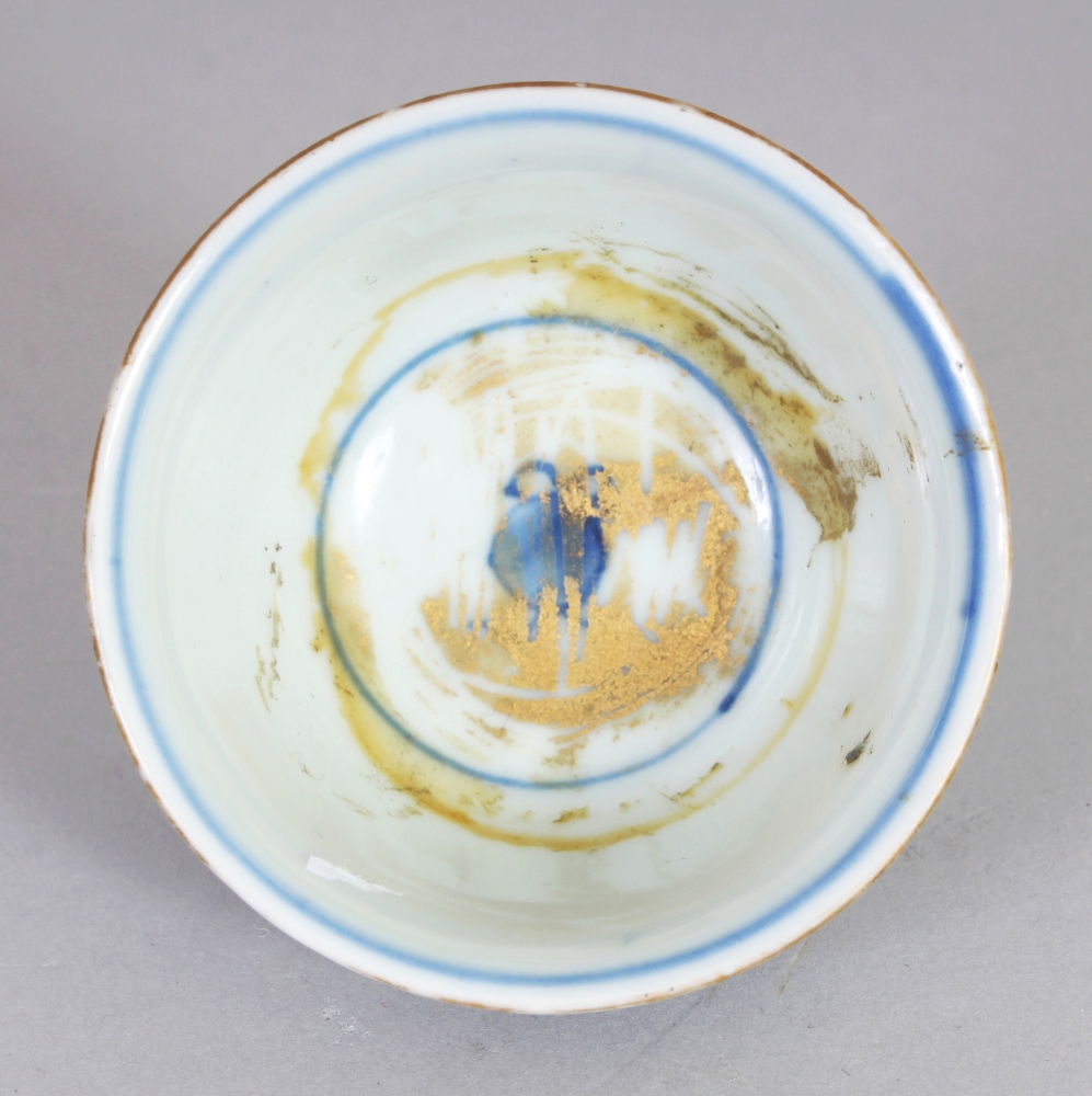 A CHINESE KANGXI PERIOD BLUE & WHITE PORCELAIN TEABOWL, some details in iron-red, 2.3in diameter & - Bild 4 aus 5