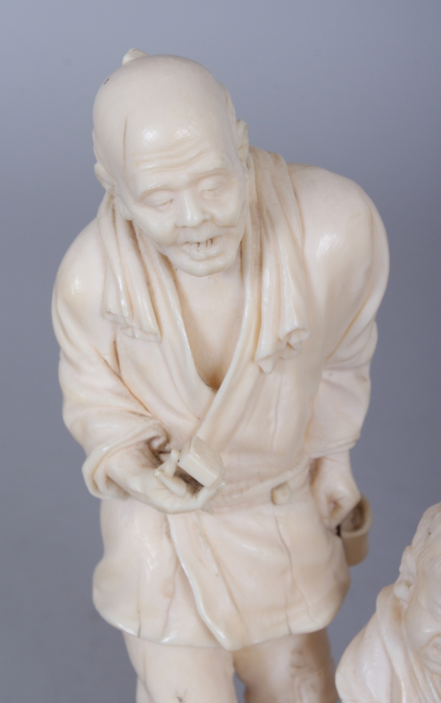 A FINE QUALITY JAPANESE MEIJI PERIOD IVORY OKIMONO OF A STANDING MAN IN THE COMPANY OF A CRYING BOY, - Image 5 of 7