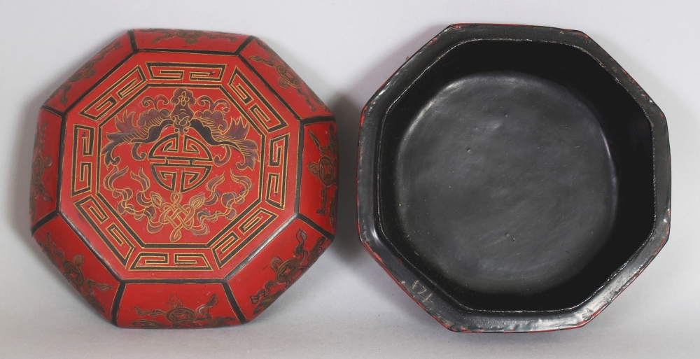 A 20TH CENTURY CHINESE MING STYLE OCTAGONAL LACQUER BOX & COVER, 5.25in wide & 2.4in high. - Bild 3 aus 5