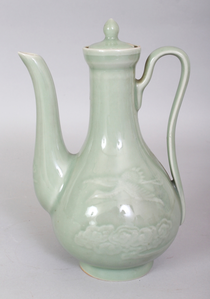 AN EARLY 20TH CENTURY JAPANESE CELADON PORCELAIN EWER & COVER, 8.3in high overall.