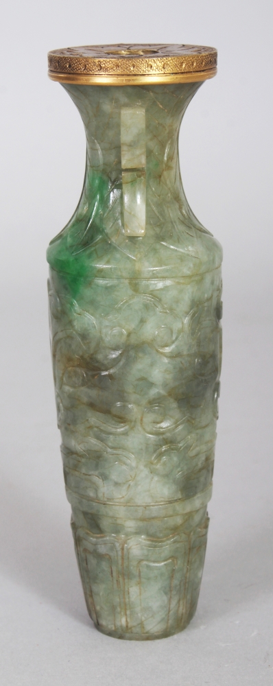 A GOOD QUALITY 19TH/20TH CENTURY JADE VASE, the sides carved with taotie masks between lappet and - Bild 4 aus 7