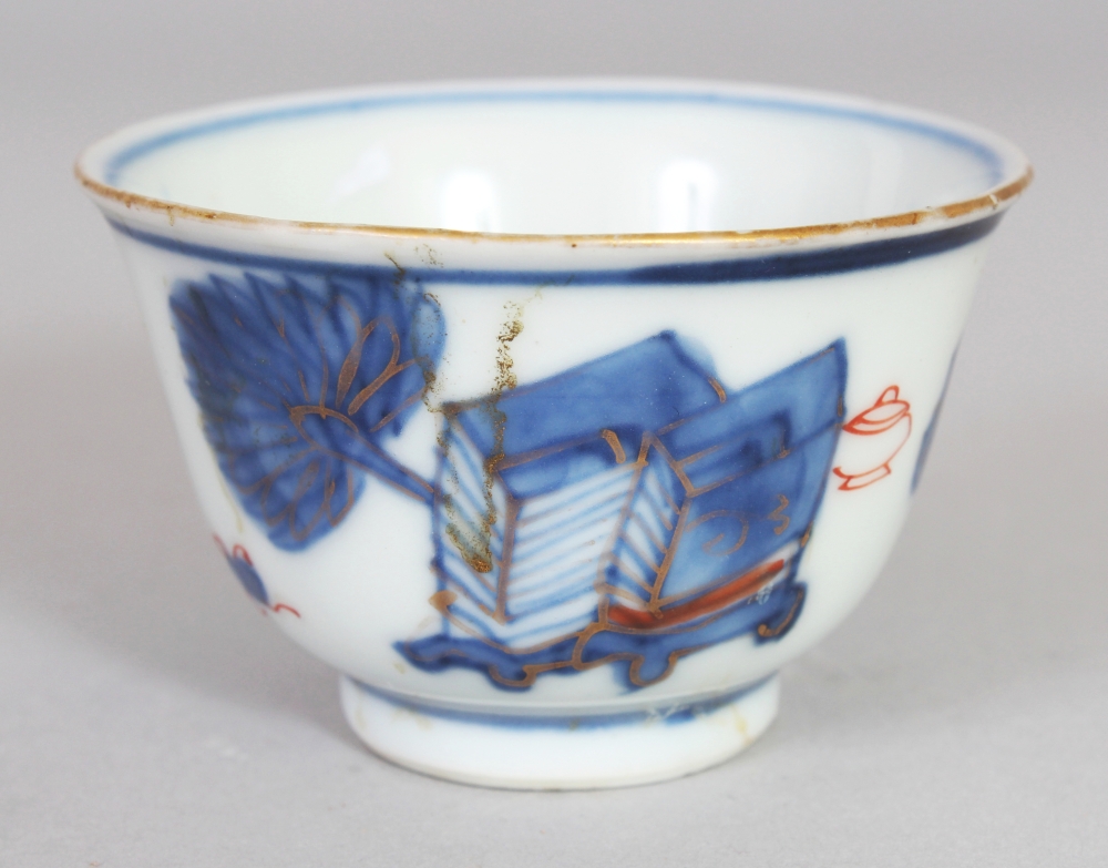 A CHINESE KANGXI PERIOD BLUE & WHITE PORCELAIN TEABOWL, some details in iron-red, 2.3in diameter &