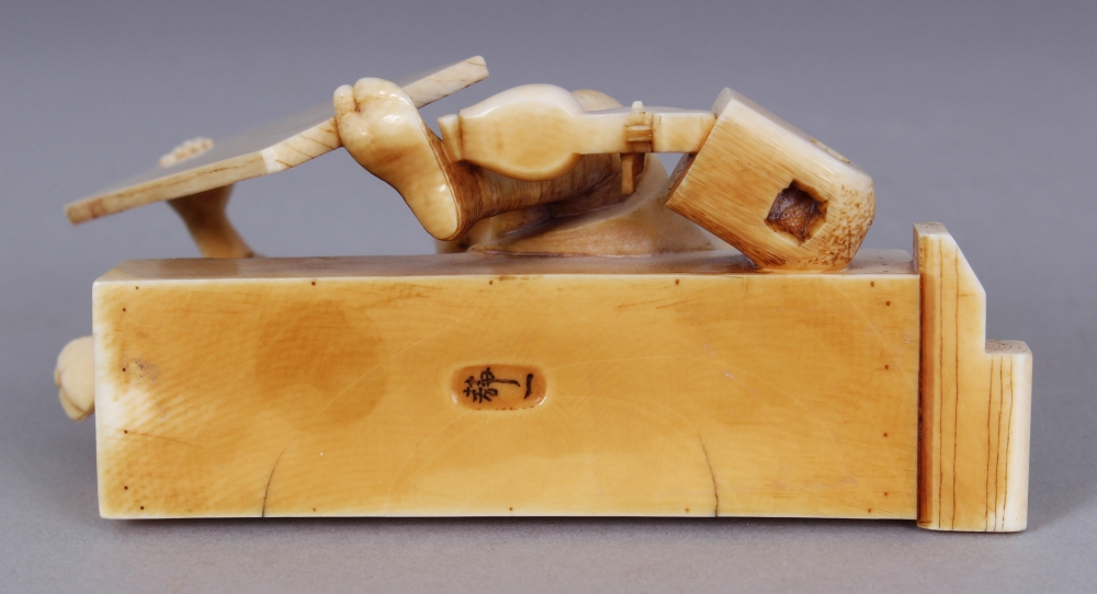 A GOOD QUALITY SIGNED JAPANESE MEIJI PERIOD IVORY OKIMONO OF SEATED CARPENTER, holding between his - Image 5 of 6